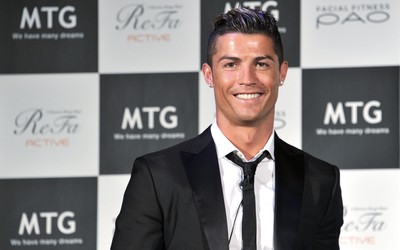 爱游戏体育快讯-于帕梅卡诺这身高争顶无敌